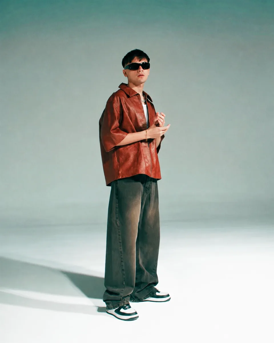 Tommy Bueno, foto de estudio con campera de cuero